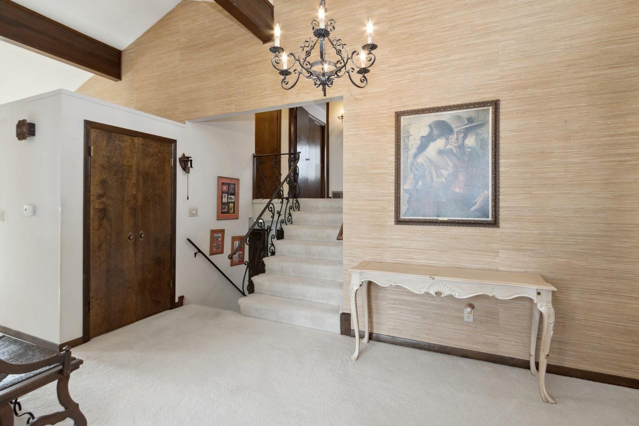 40 Arbury Dr
