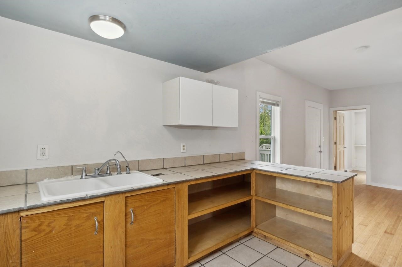2558 Putnam St NE