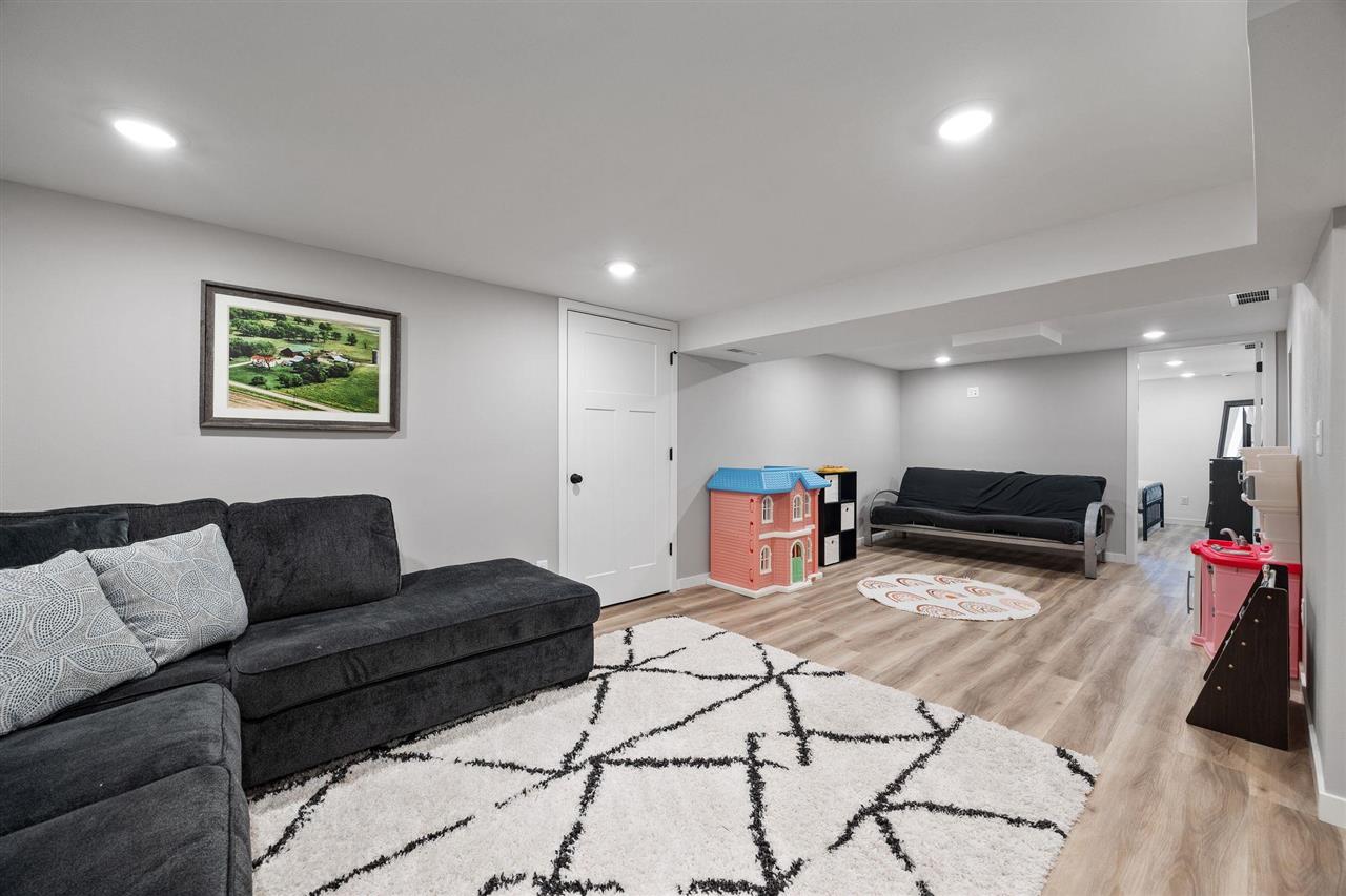 110 E 2Nd St