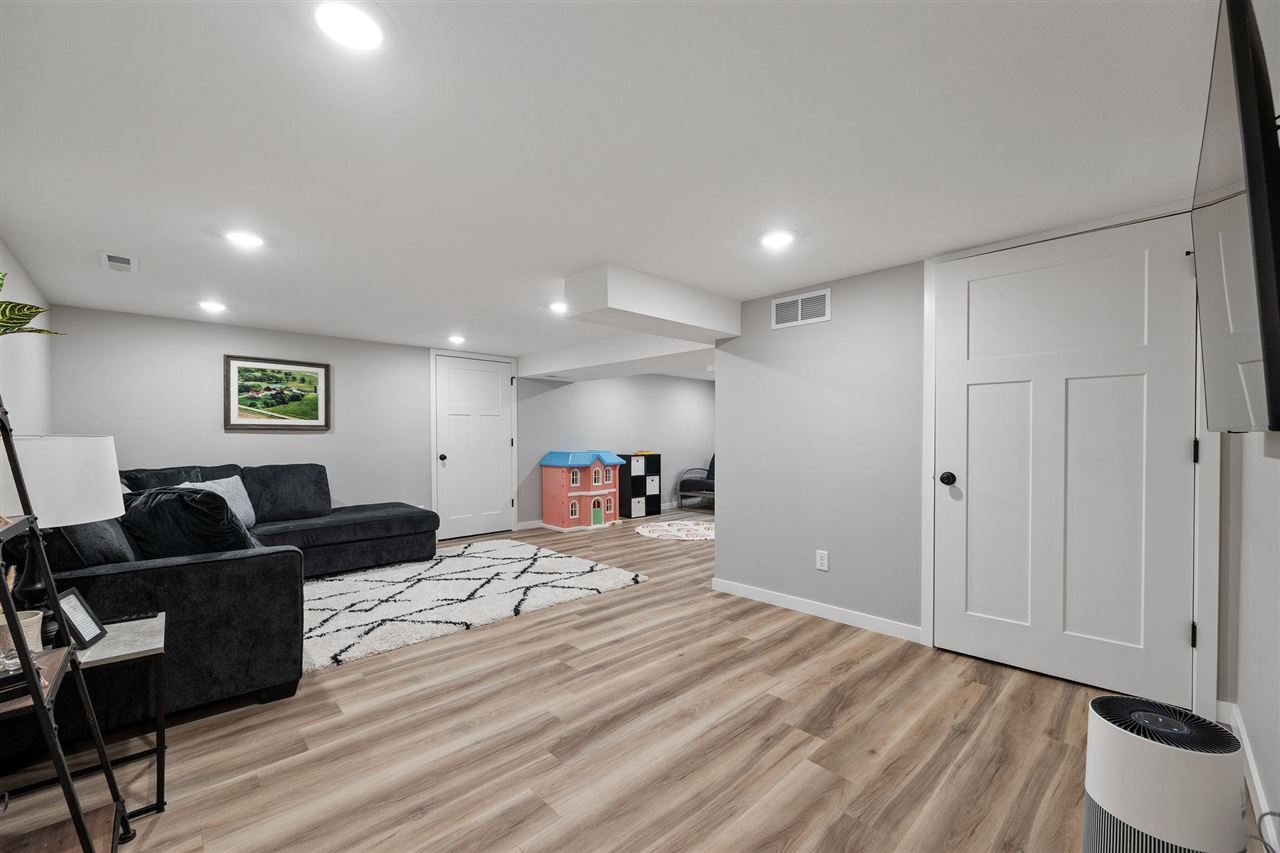 110 E 2Nd St