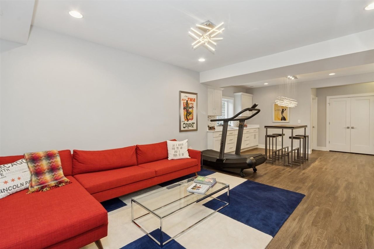 993 Ball St