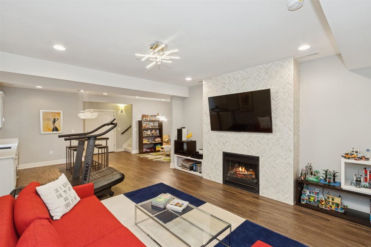 993 Ball St