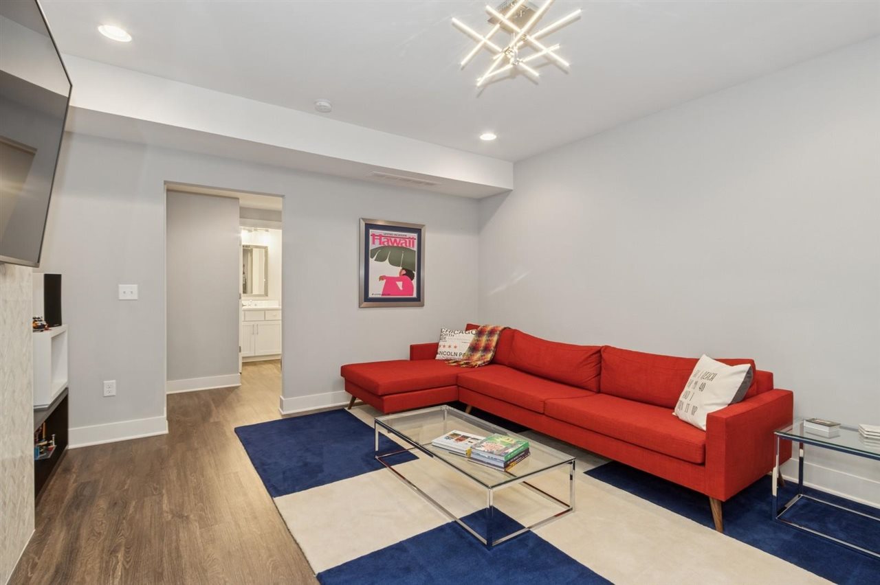 993 Ball St