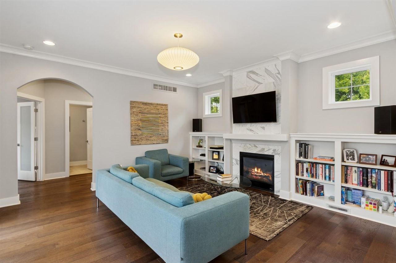 993 Ball St