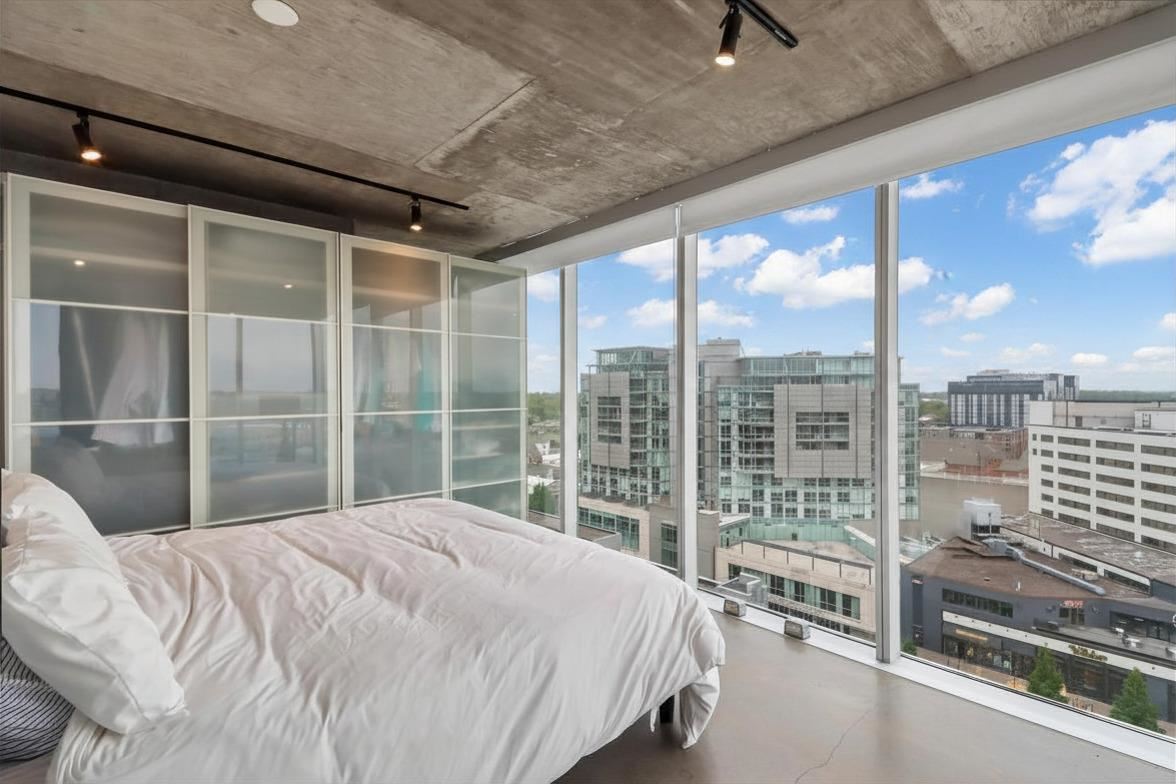 201 E Washington St Unit: No. 1102