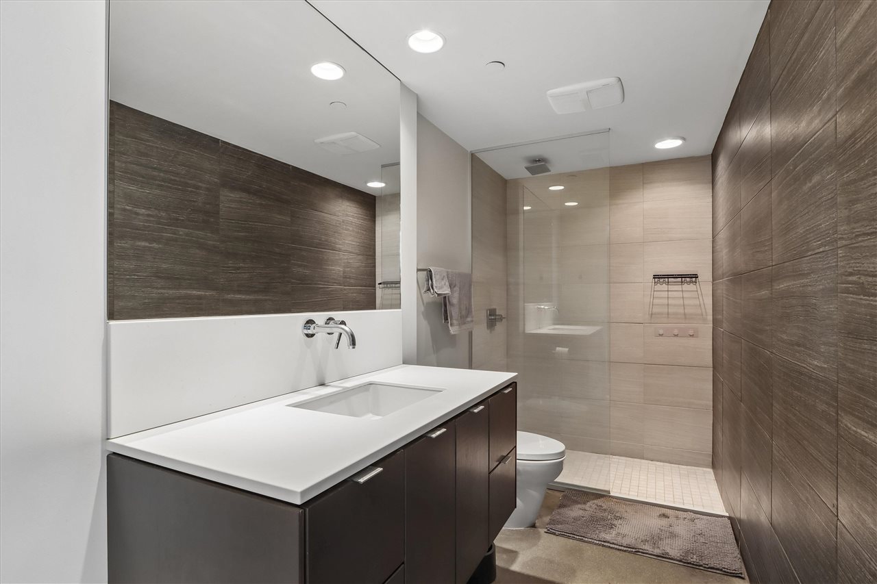 201 E Washington St Unit: No. 1102