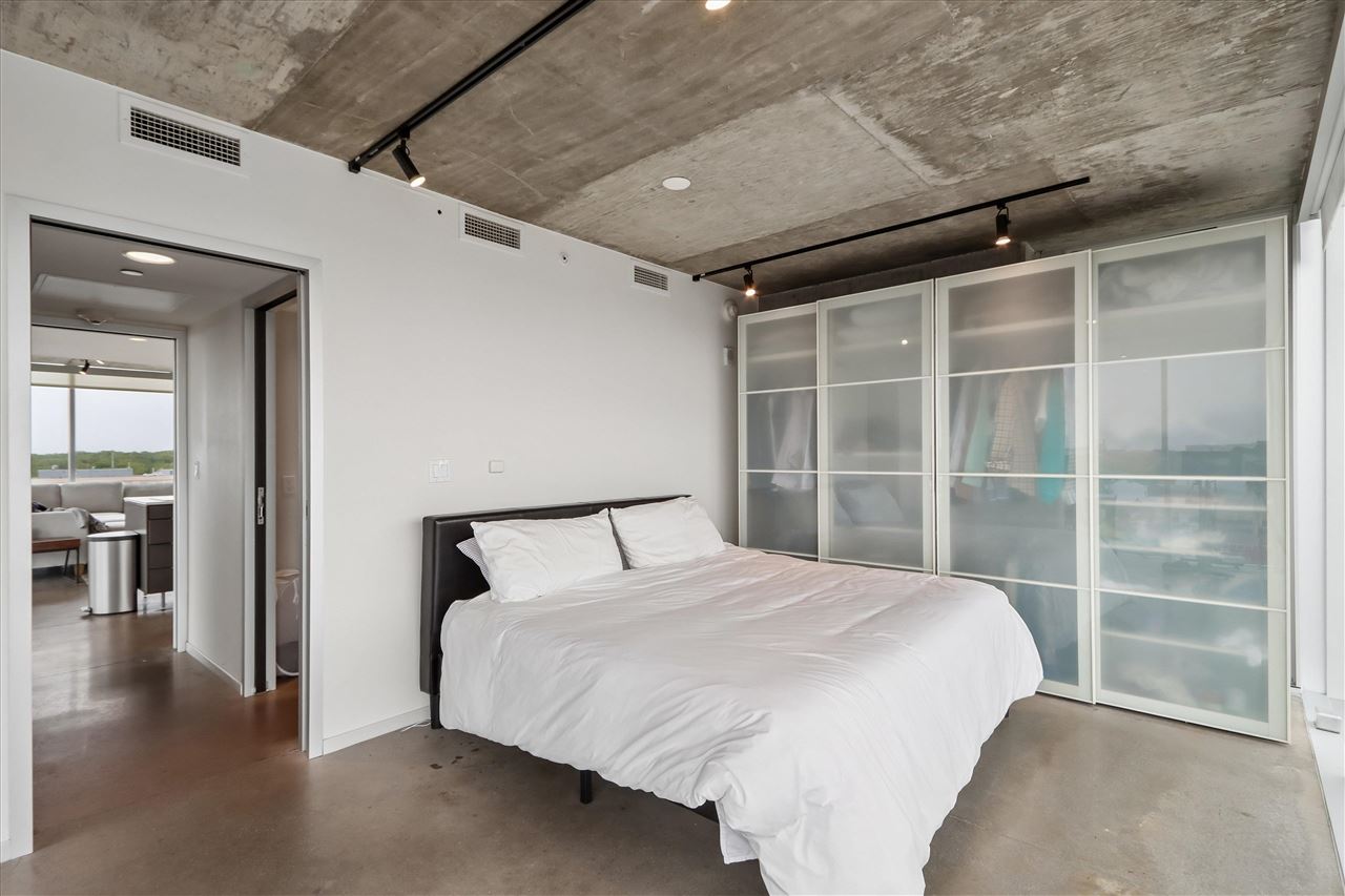 201 E Washington St Unit: No. 1102