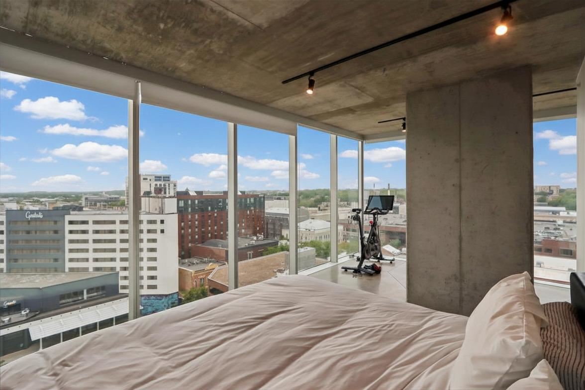 201 E Washington St Unit: No. 1102
