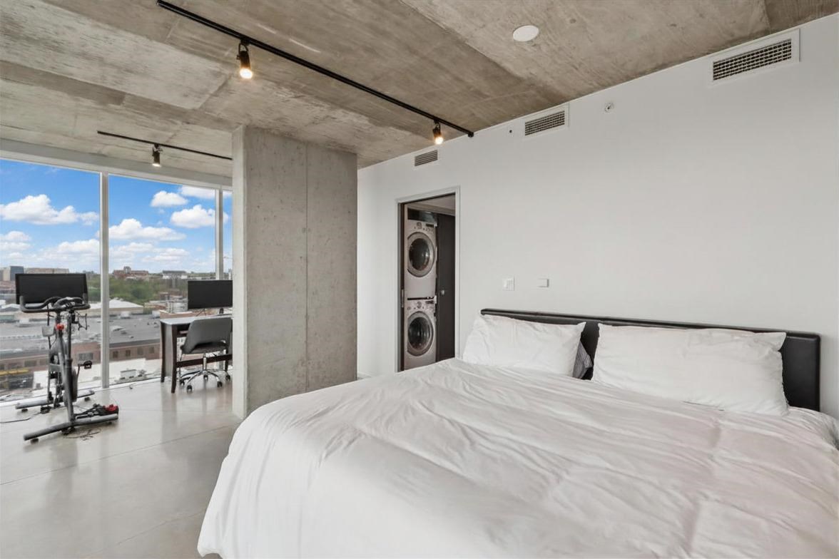 201 E Washington St Unit: No. 1102