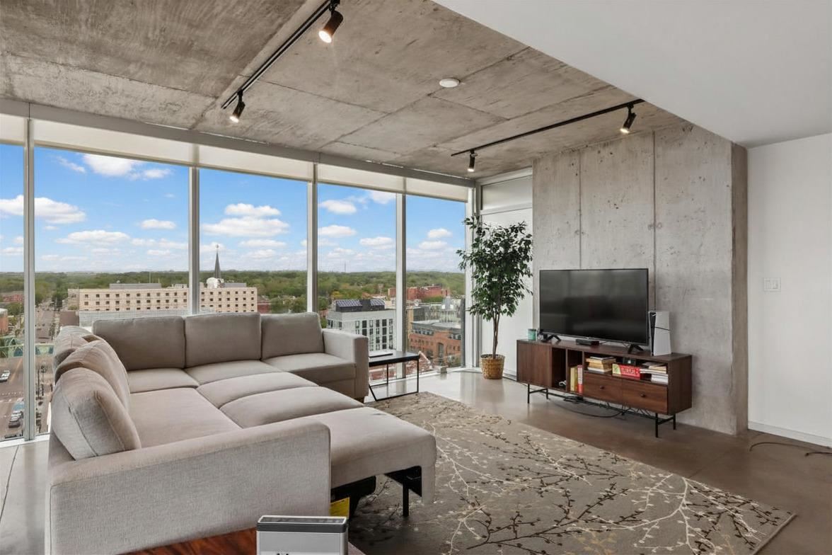 201 E Washington St Unit: No. 1102