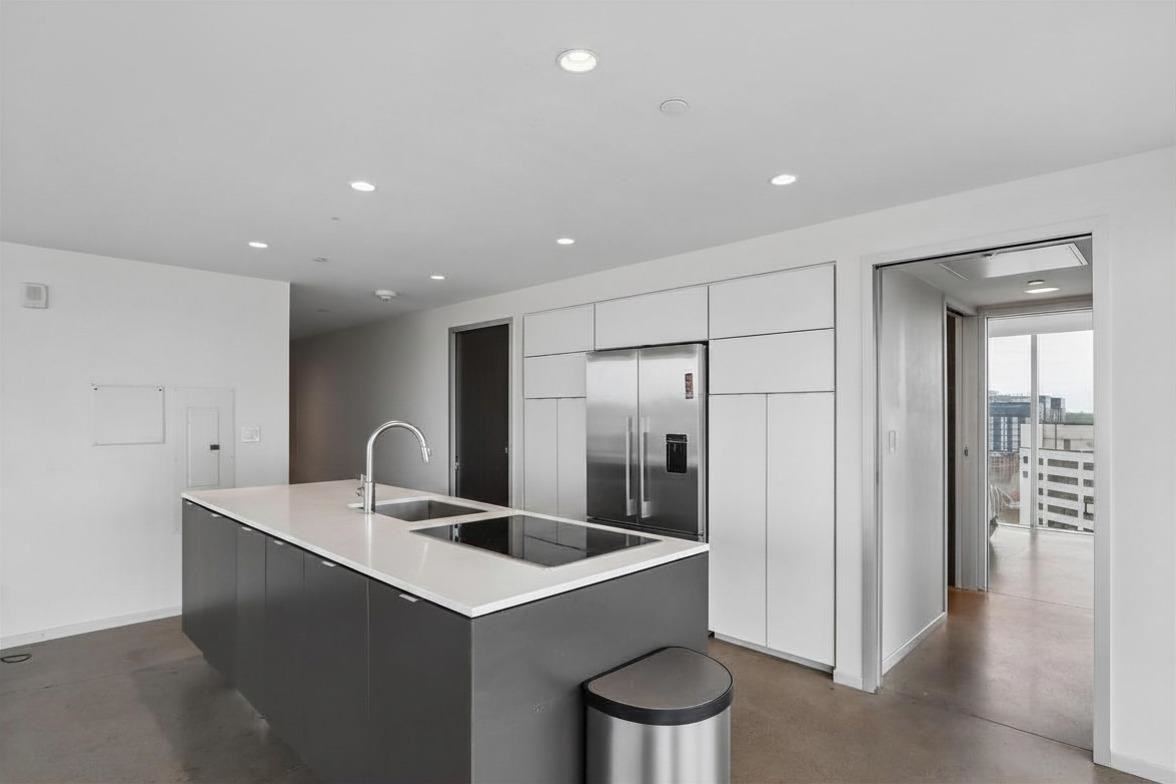 201 E Washington St Unit: No. 1102