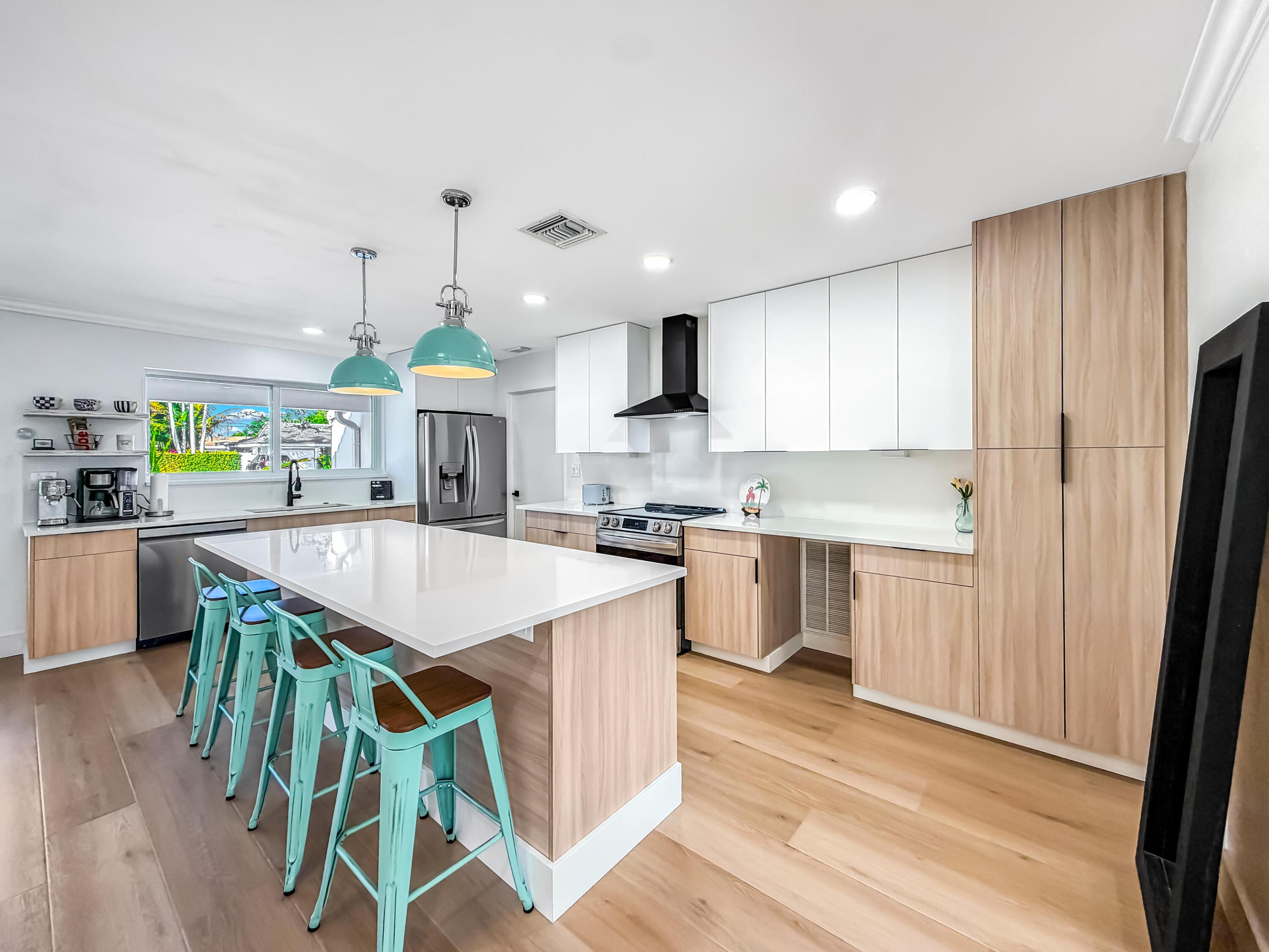 1098 W Camino Real