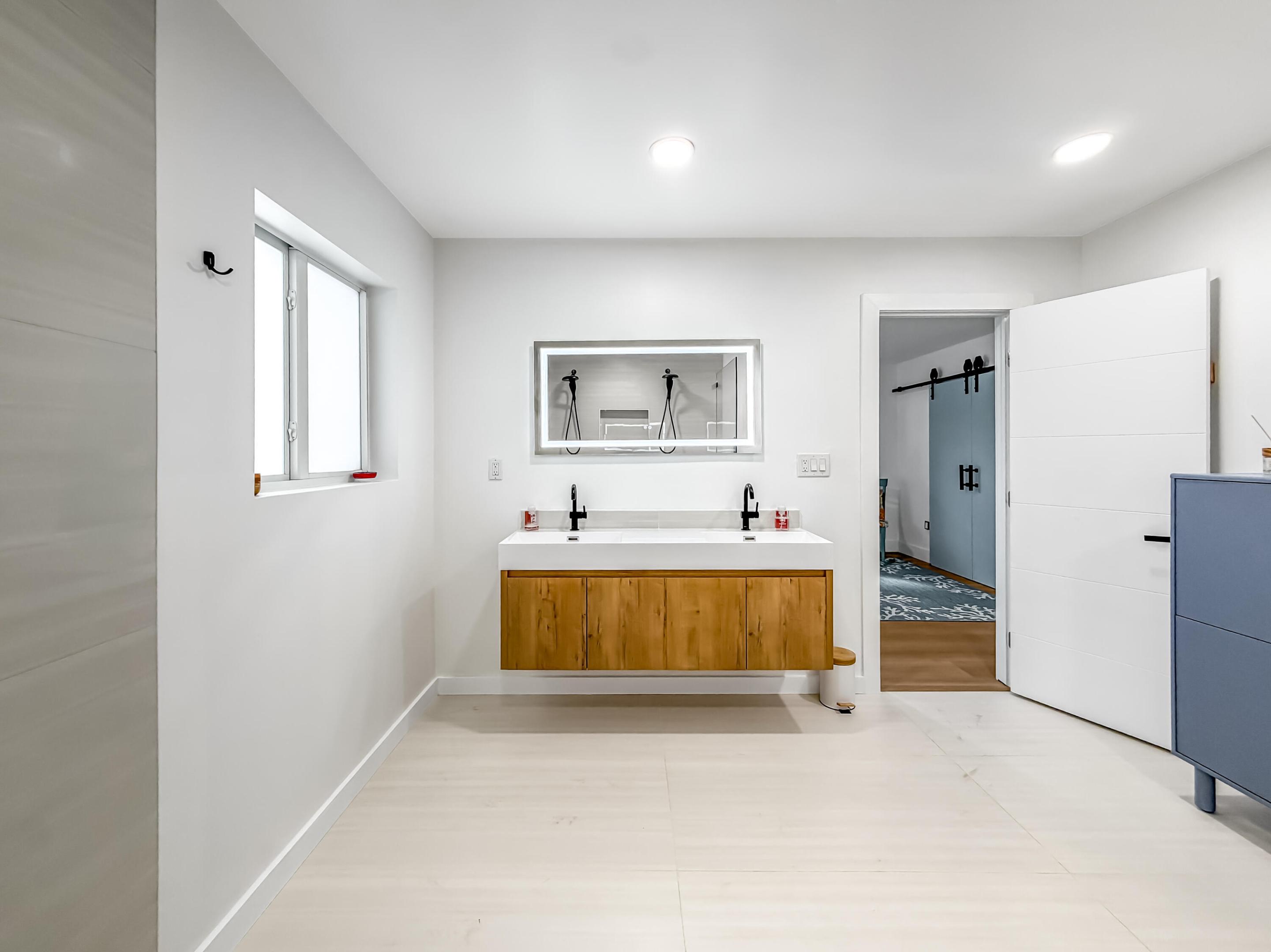 1098 W Camino Real
