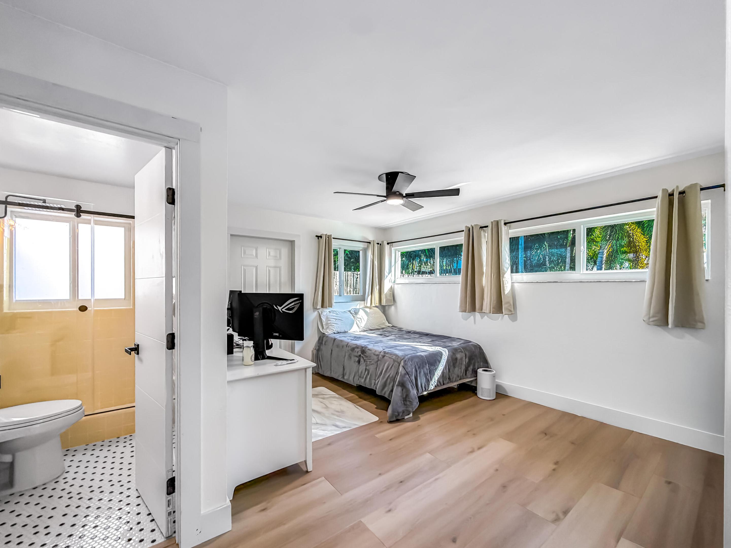 1098 W Camino Real