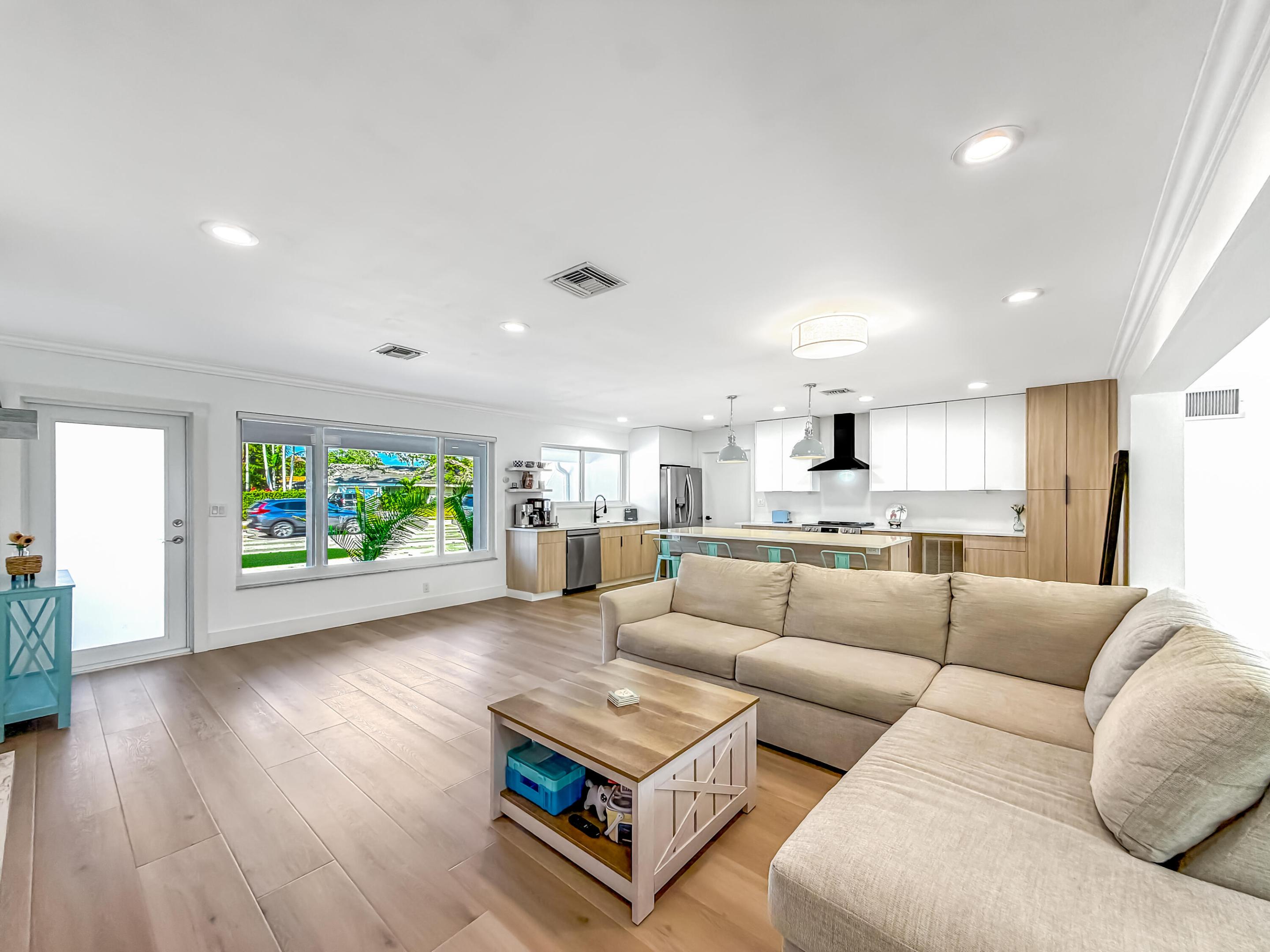 1098 W Camino Real