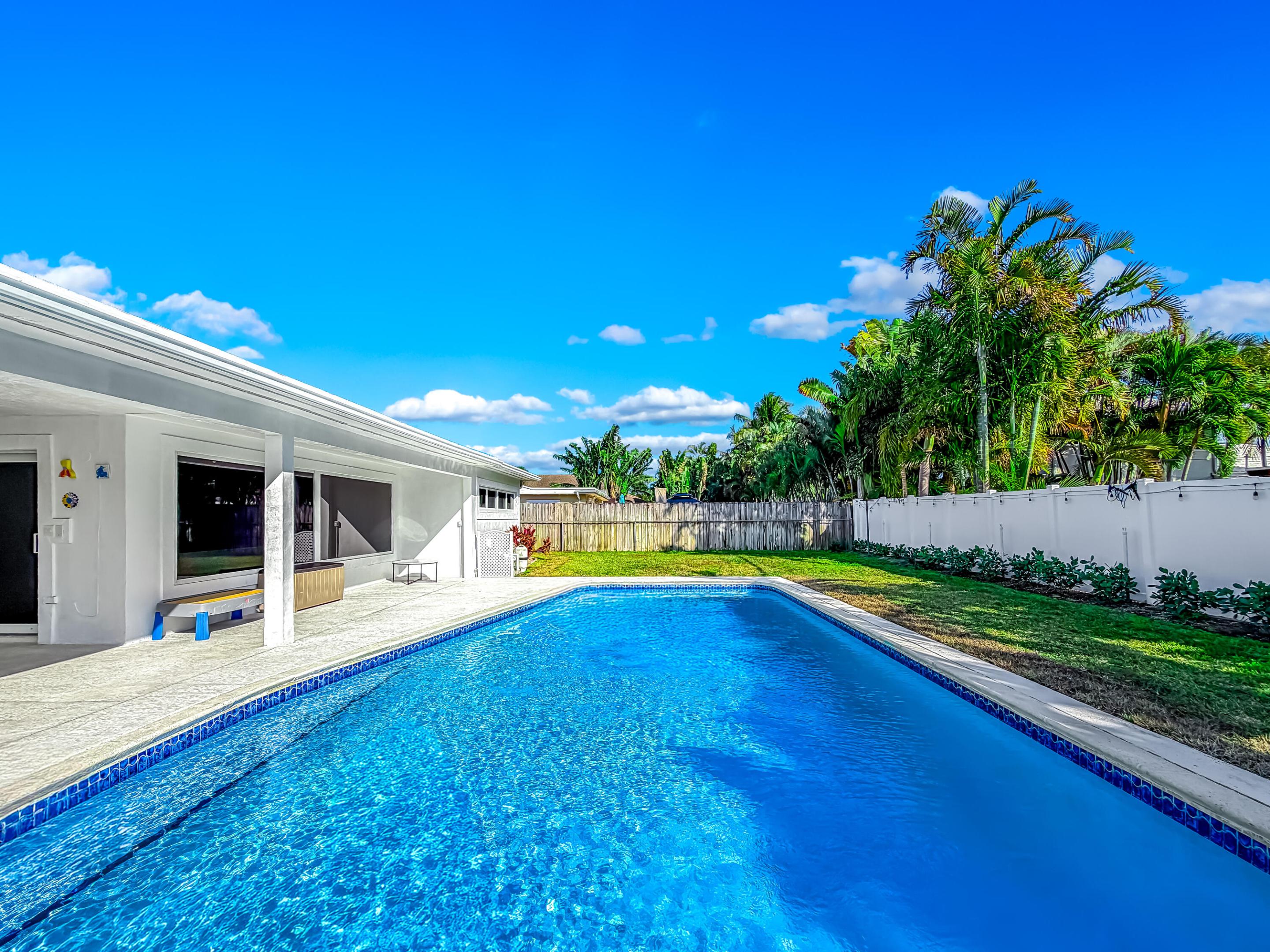 1098 W Camino Real