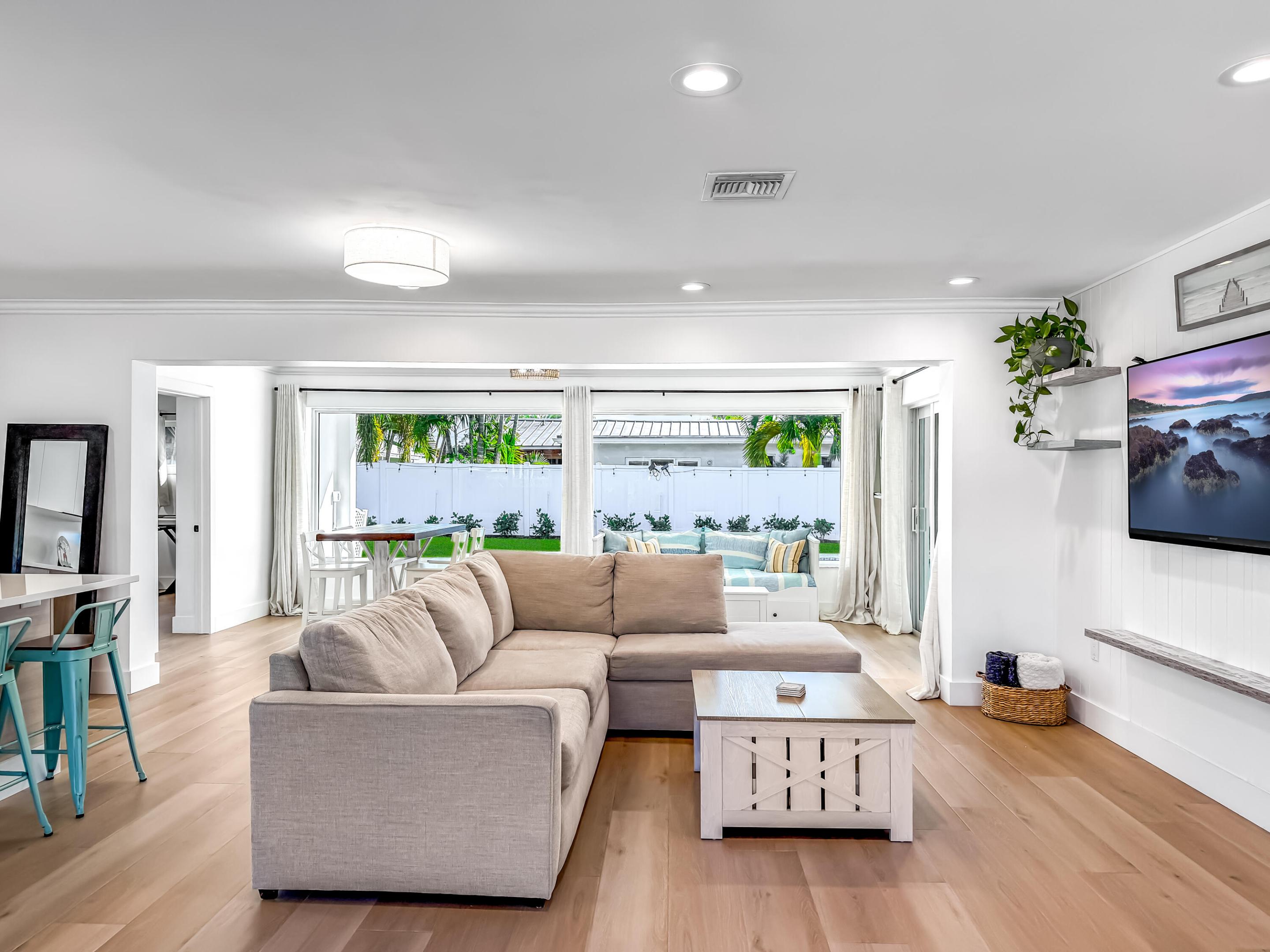 1098 W Camino Real