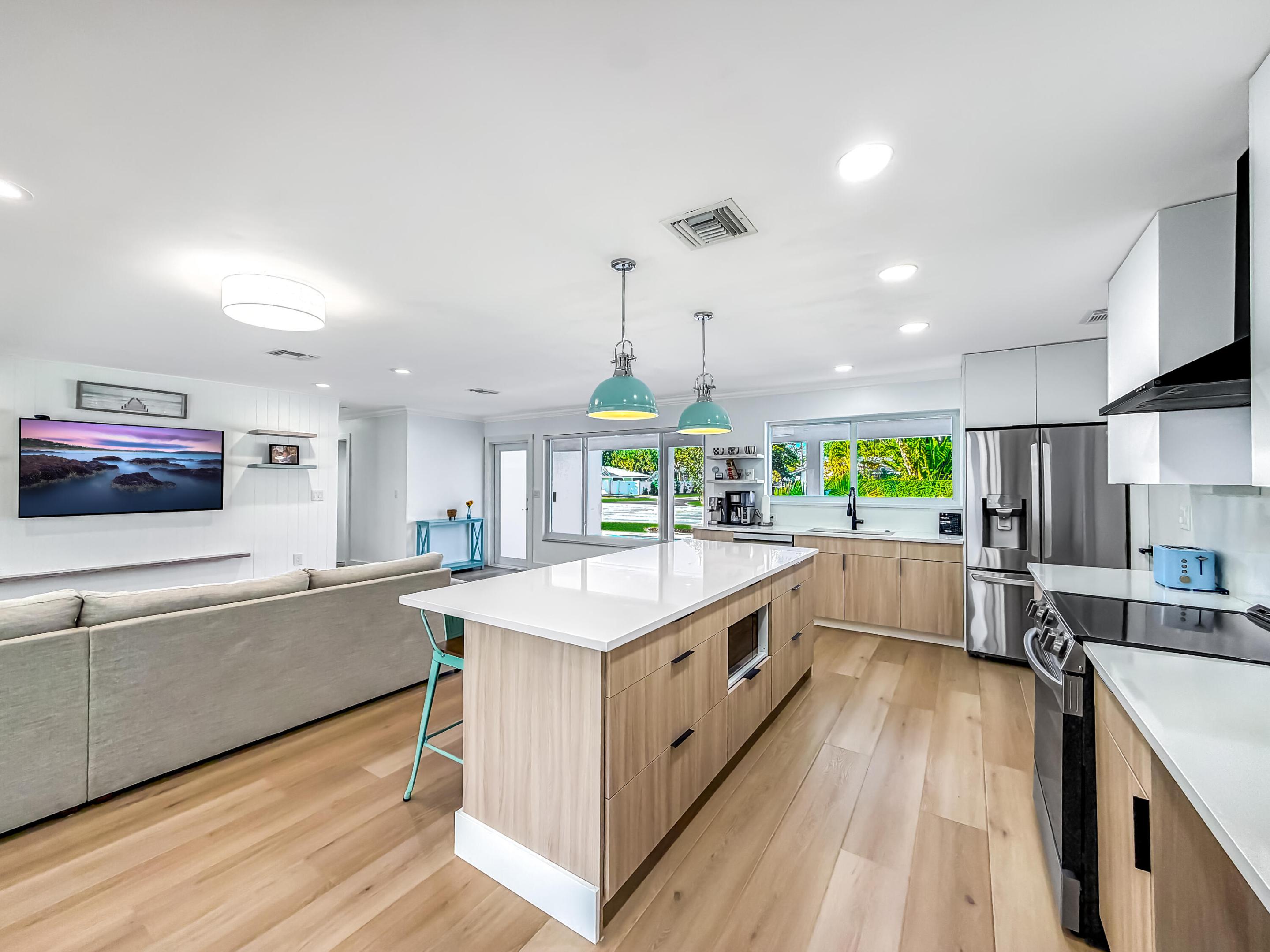 1098 W Camino Real