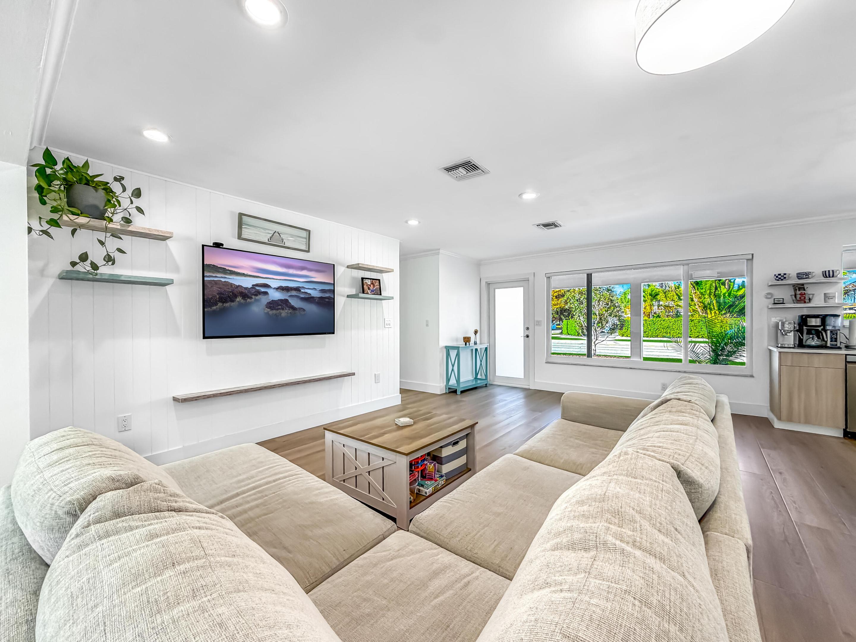 1098 W Camino Real