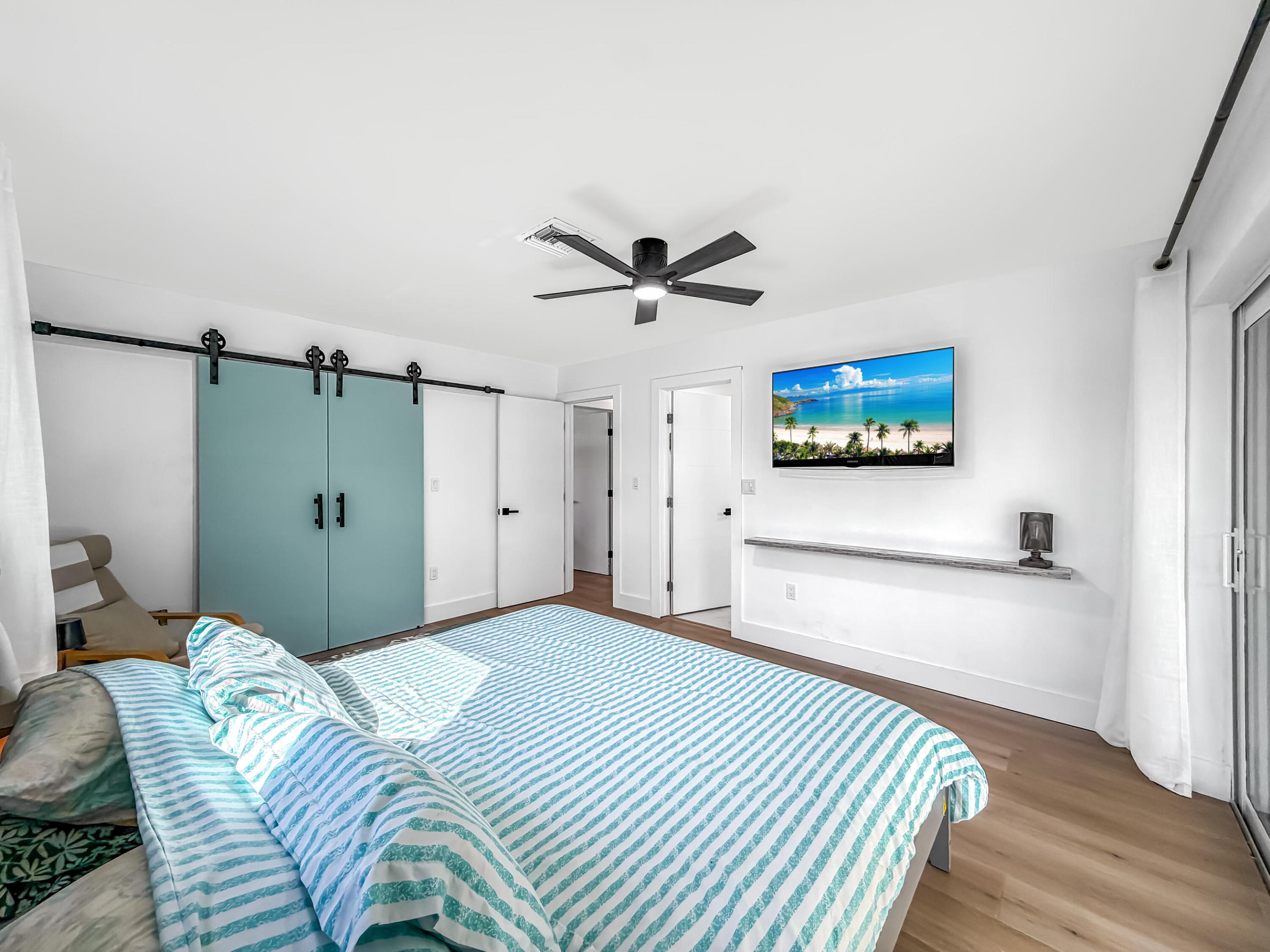 1098 W Camino Real
