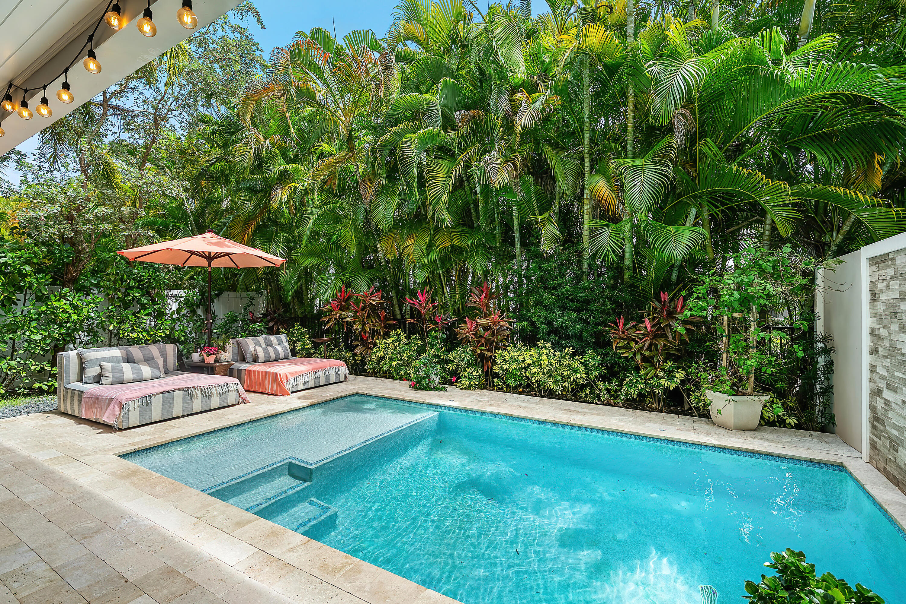 436 NE Wavecrest Way