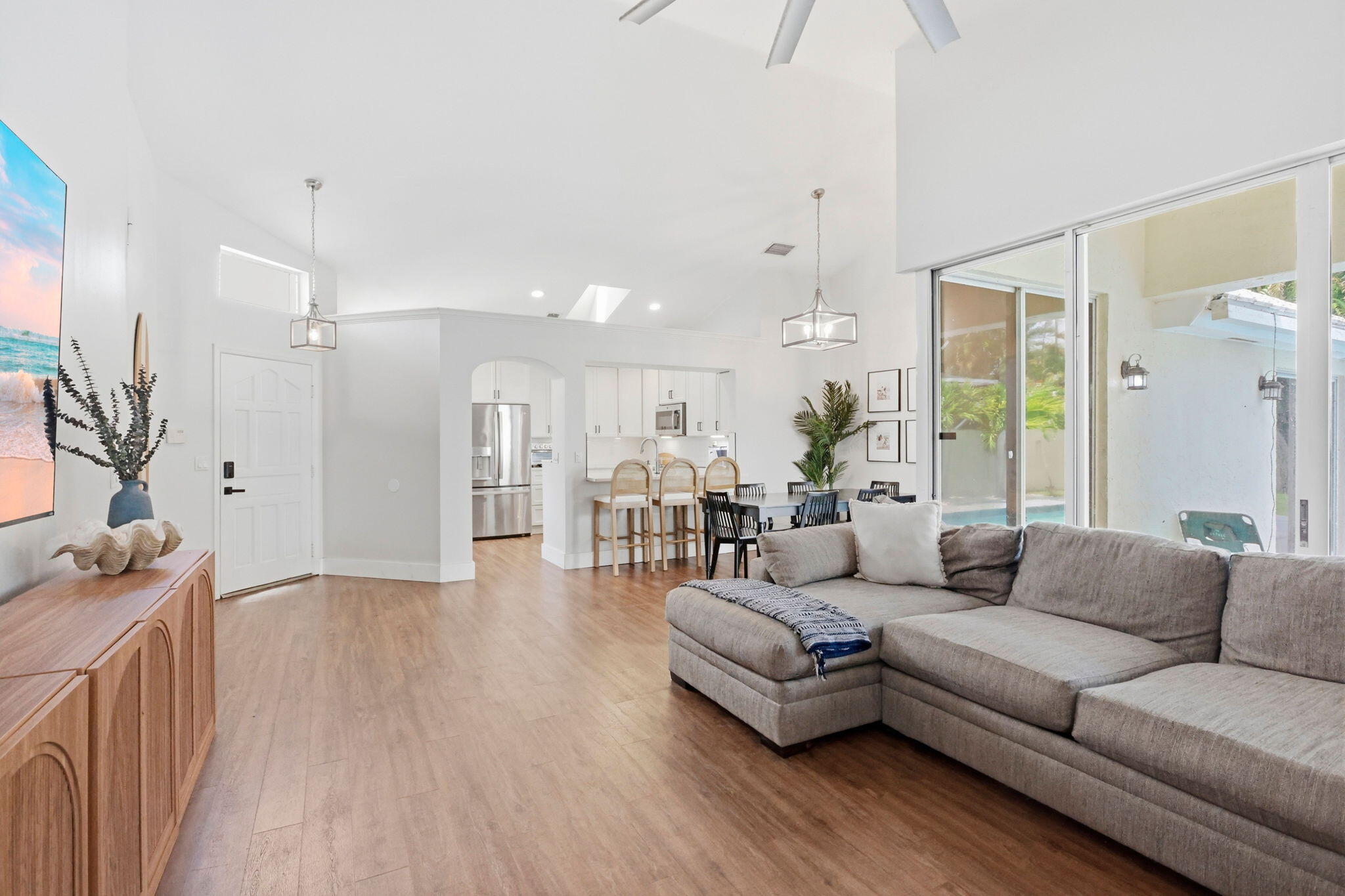 944 Dickens Place