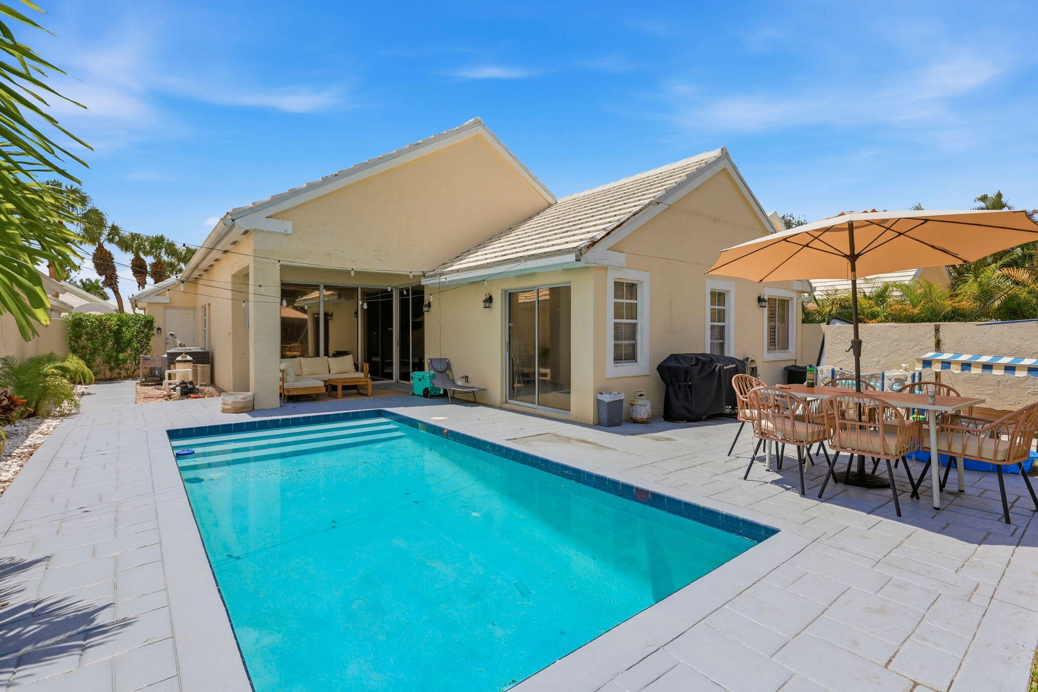 944 Dickens Place