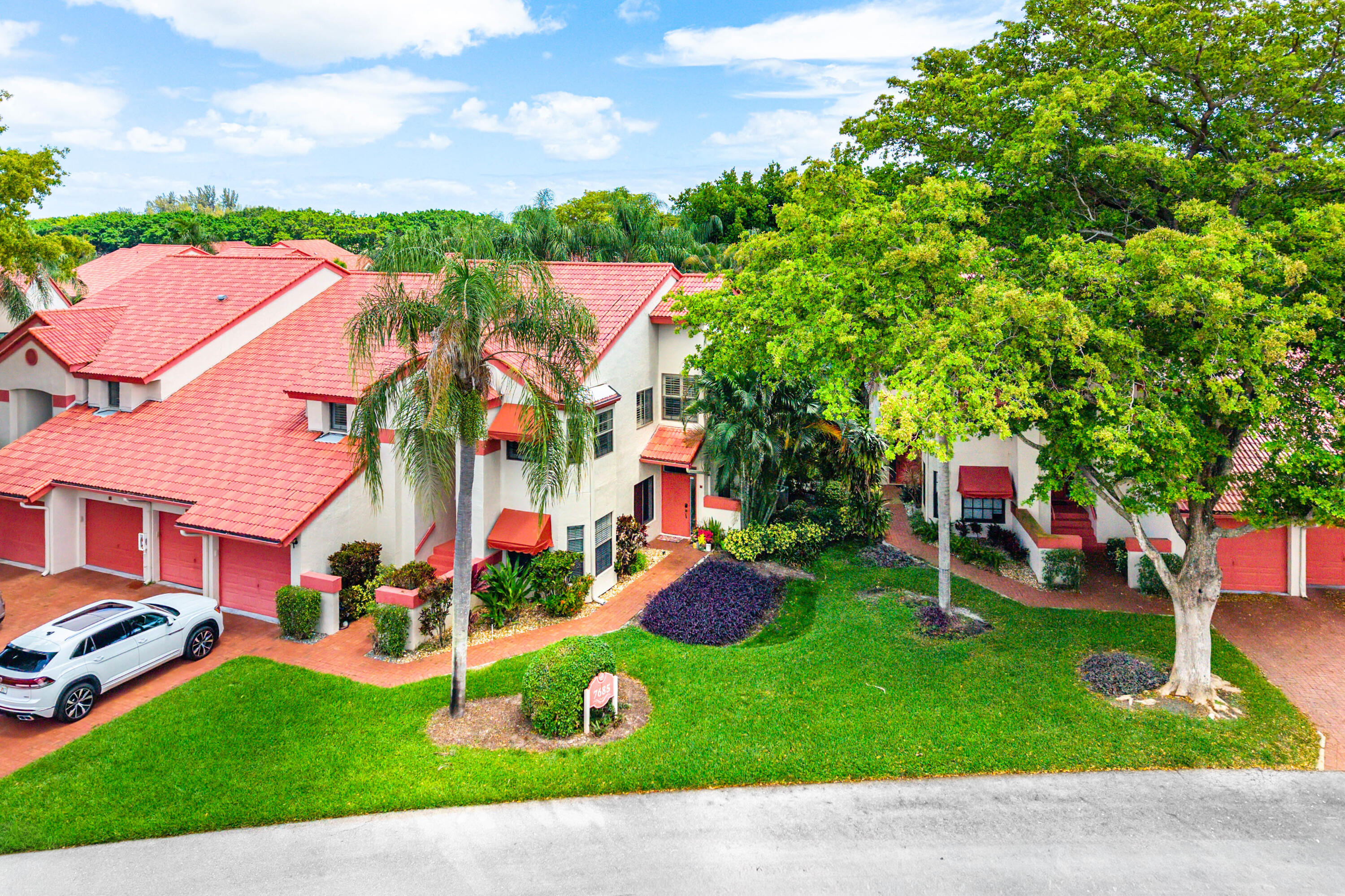 7685 LEXINGTON CLUB Boulevard B