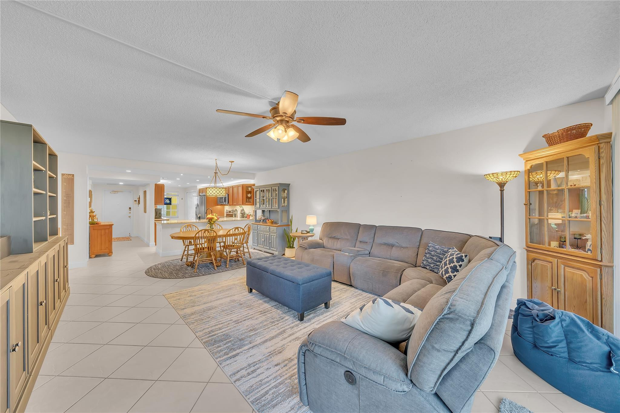 550 Oaks Lane 201, Pompano Beach Unit: 201