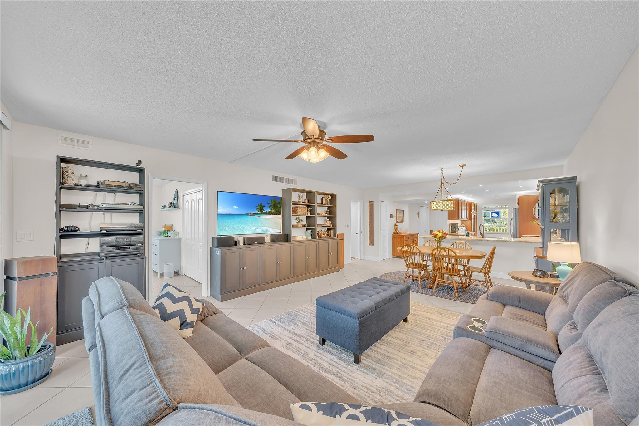550 Oaks Lane 201, Pompano Beach Unit: 201