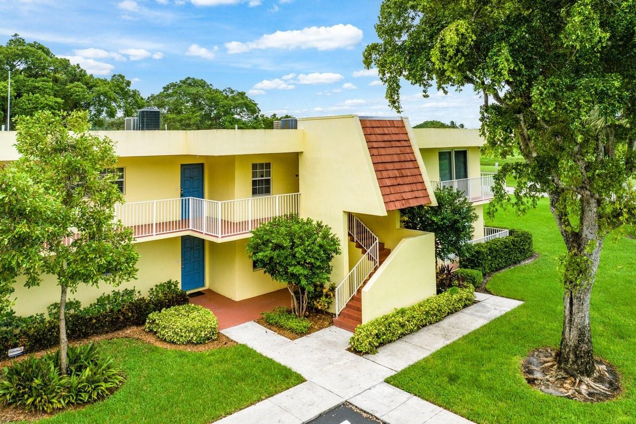 550 Oaks Lane 201, Pompano Beach Unit: 201