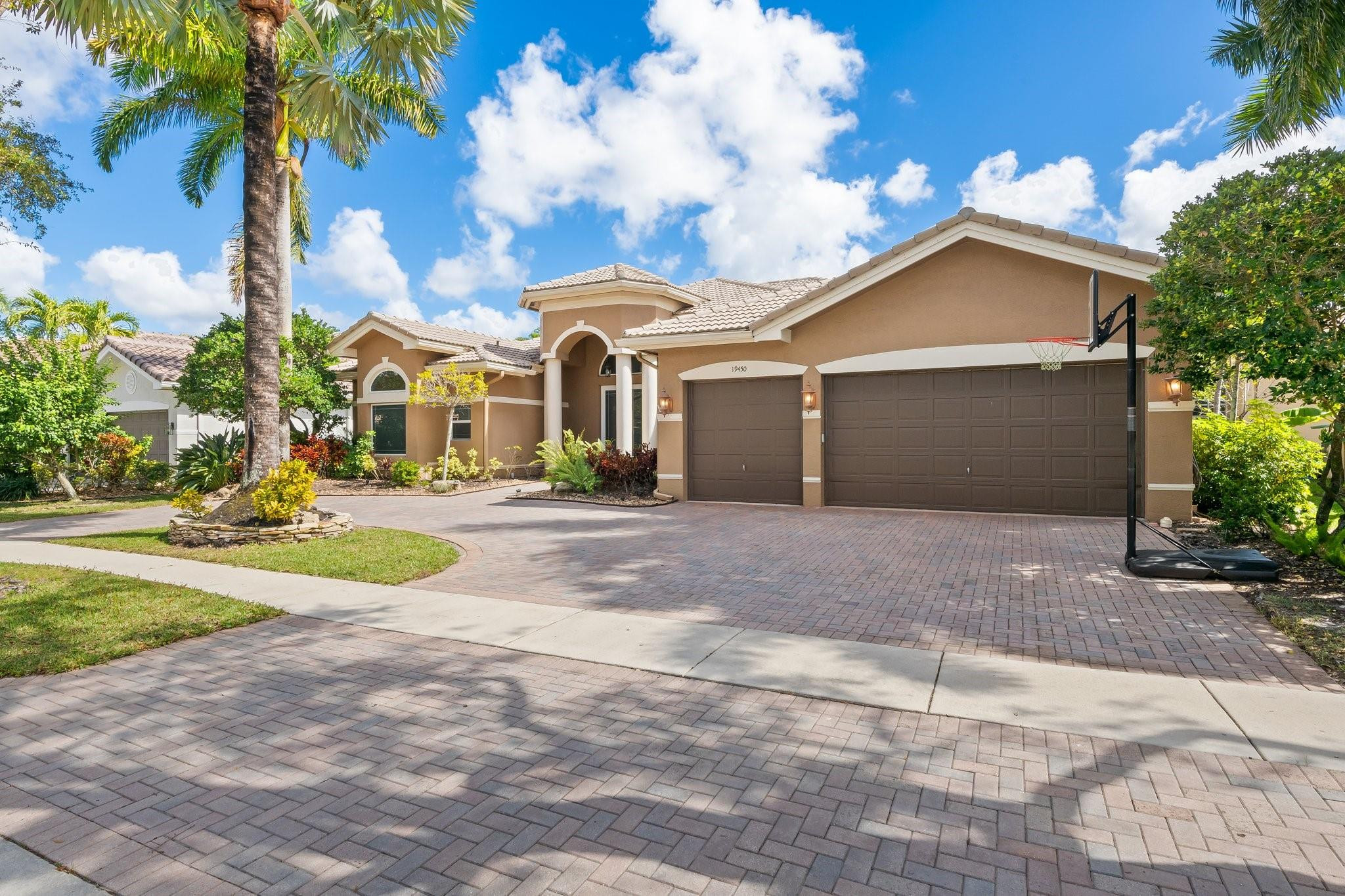 19450 Saturnia Lakes Dr