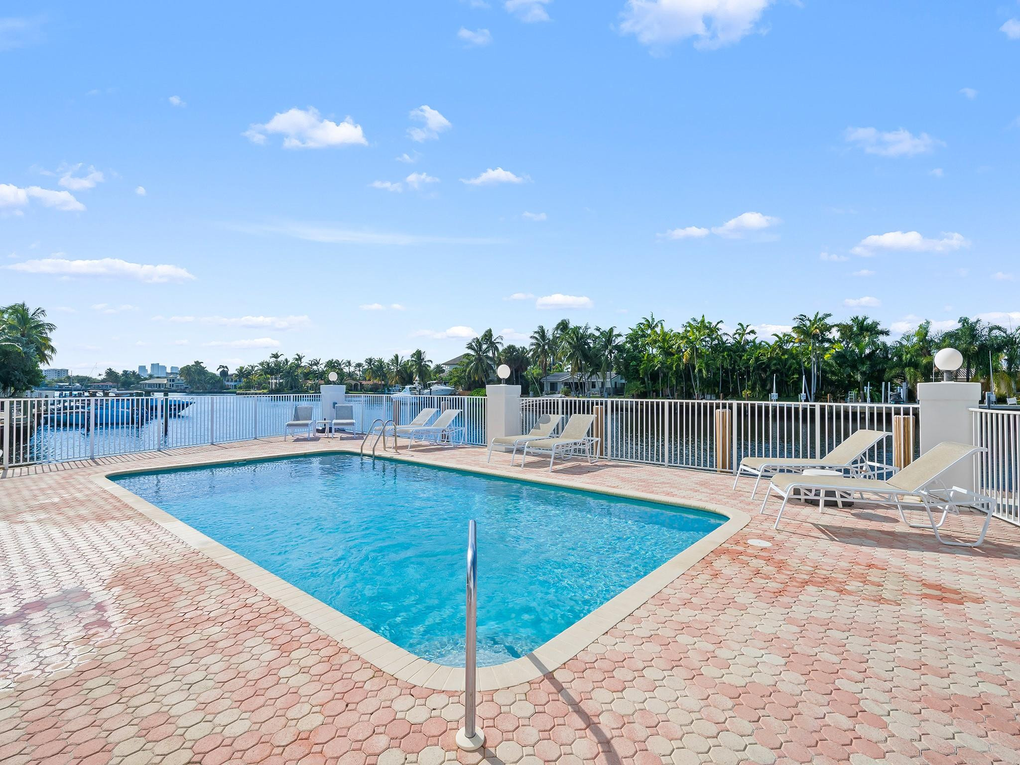 1839 Middle River Drive 105