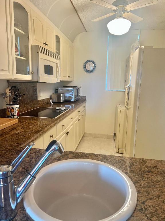 3545 S Ocean Boulevard Boulevard 401, South Palm Beach Unit: 401