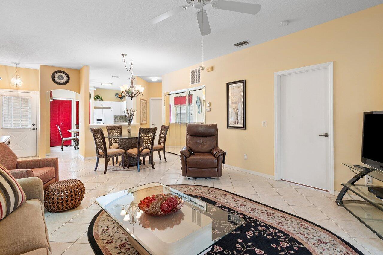 521 NW San Remo Circle