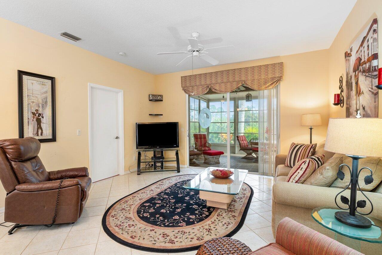 521 NW San Remo Circle