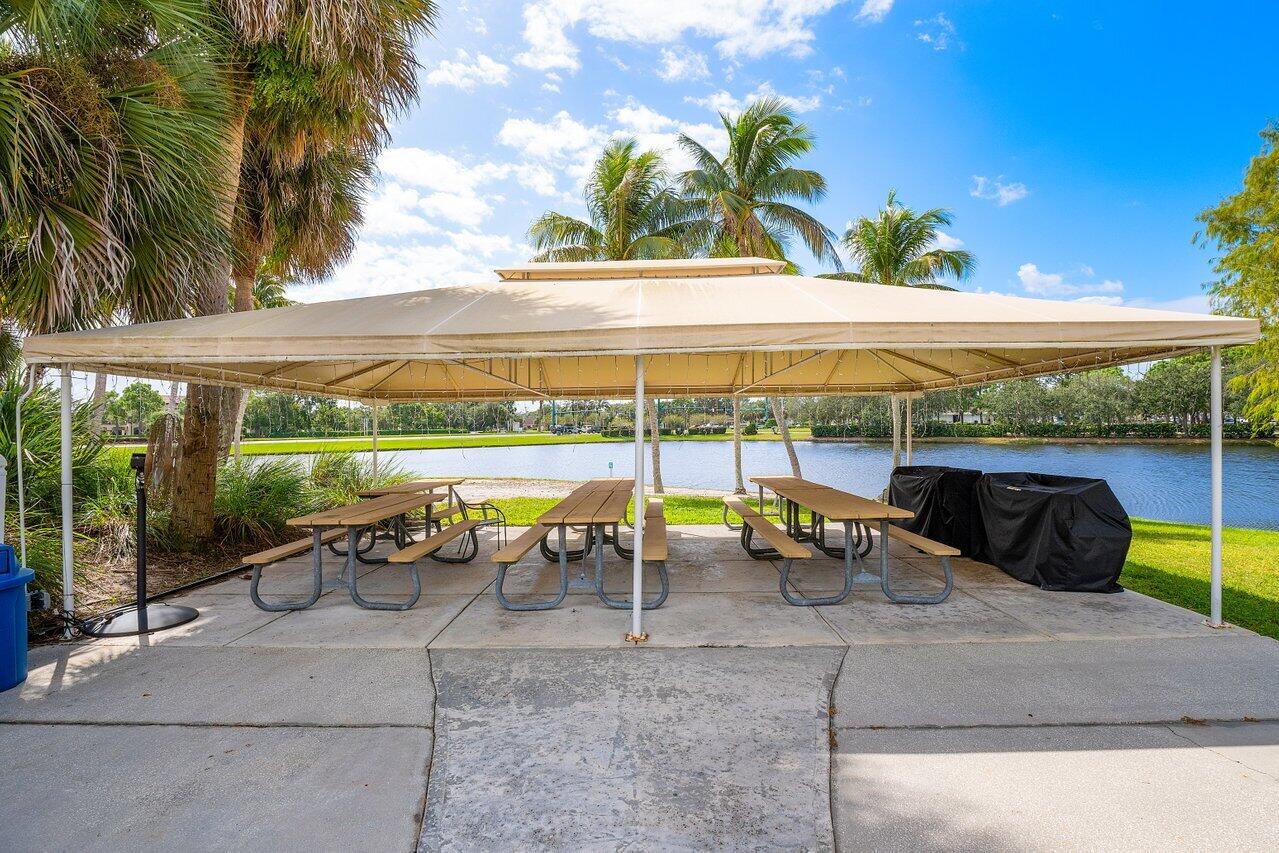 521 NW San Remo Circle