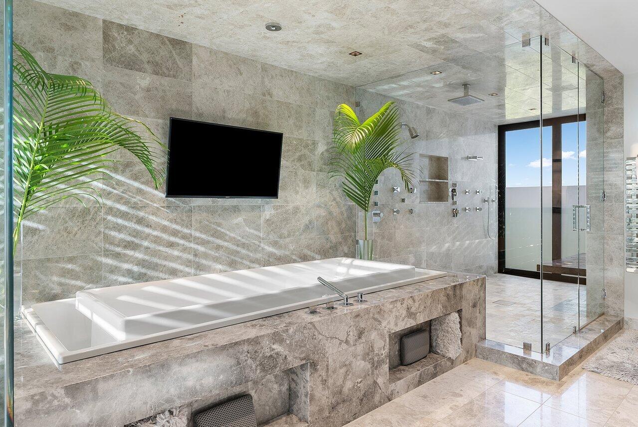 1005 NE Doubloon Drive