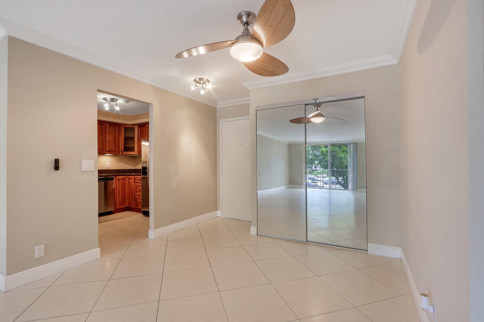 470 Executive Center Drive 2j, West Palm Beach Unit: 2j