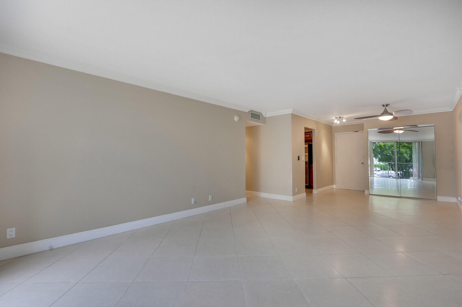 470 Executive Center Drive 2j, West Palm Beach Unit: 2j