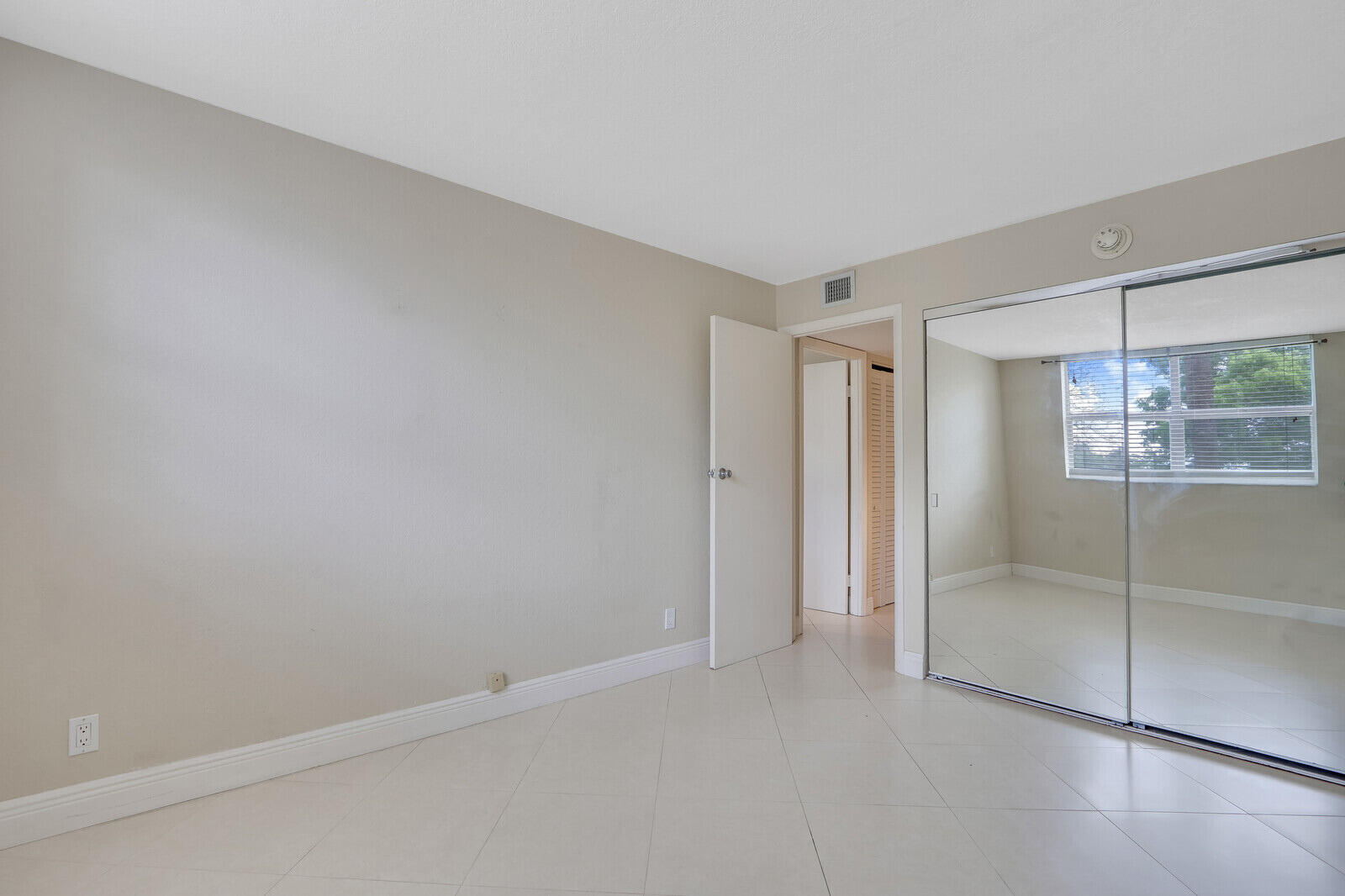 470 Executive Center Drive 2j, West Palm Beach Unit: 2j