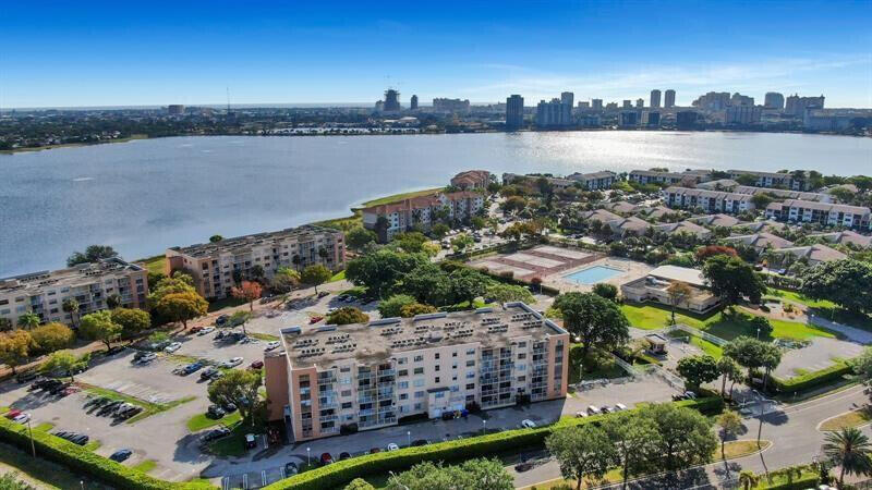 470 Executive Center Drive 2j, West Palm Beach Unit: 2j