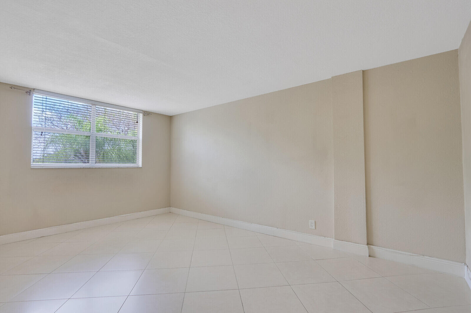 470 Executive Center Drive 2j, West Palm Beach Unit: 2j