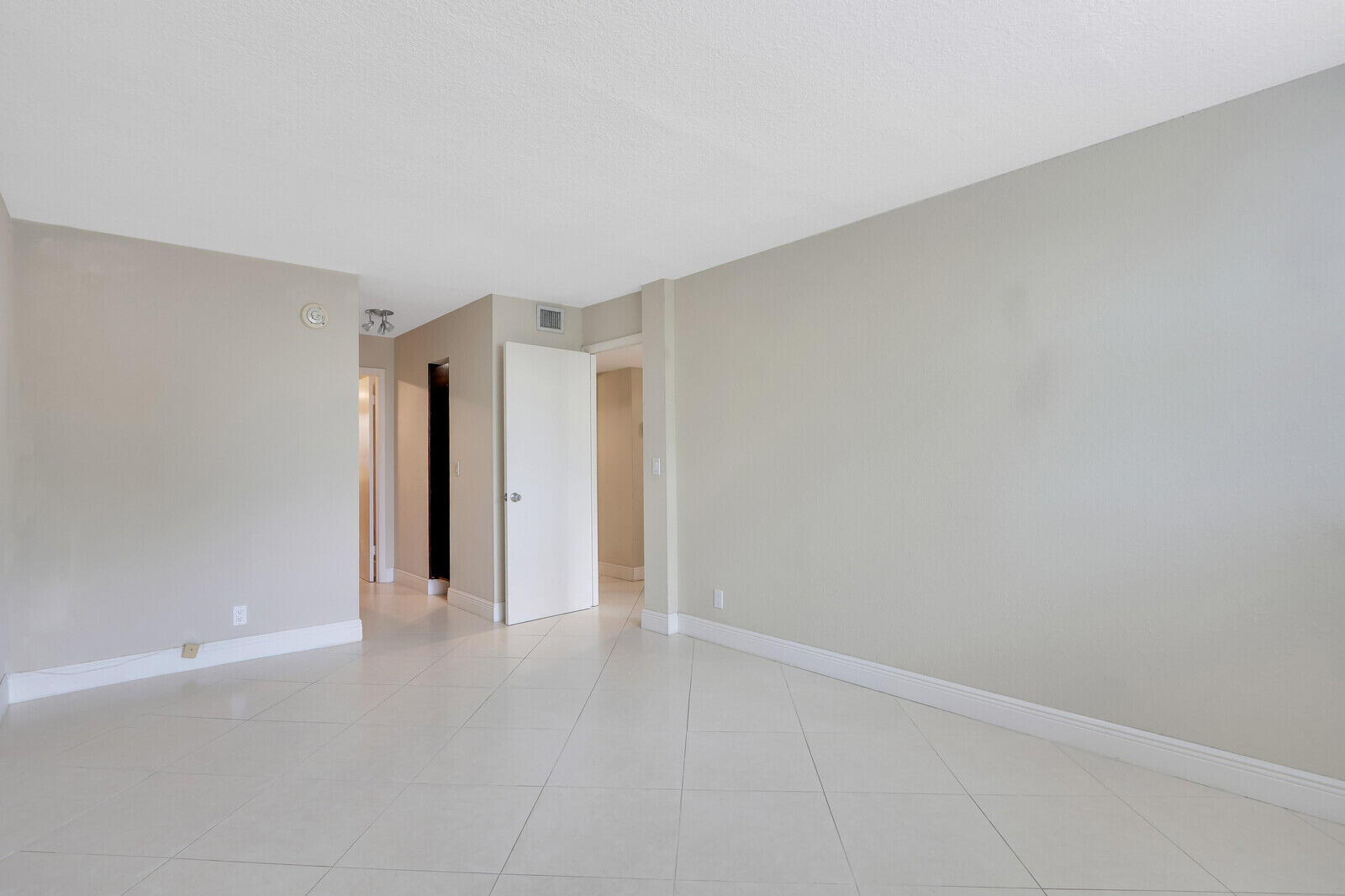 470 Executive Center Drive 2j, West Palm Beach Unit: 2j