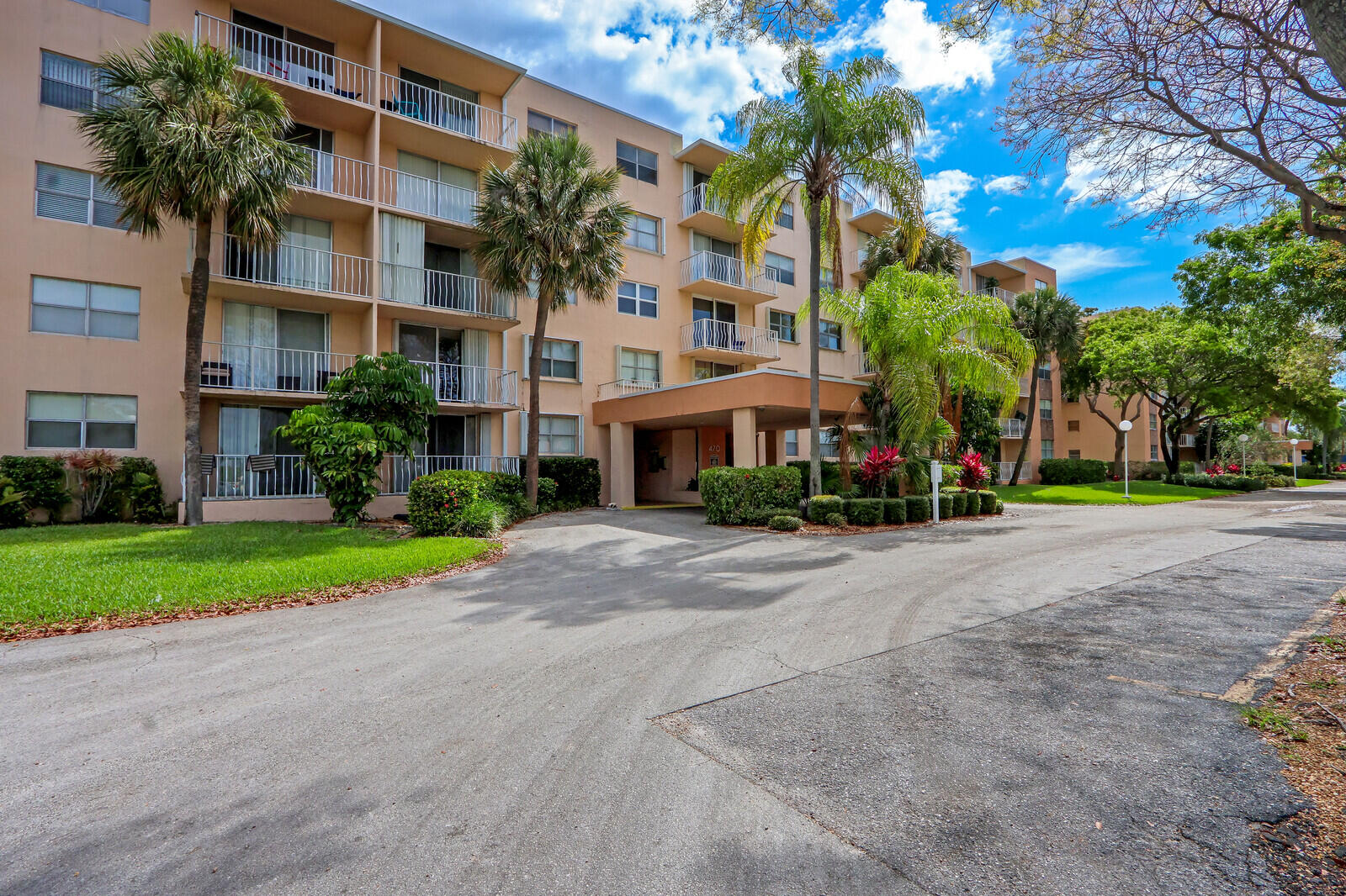 470 Executive Center Drive 2j, West Palm Beach Unit: 2j