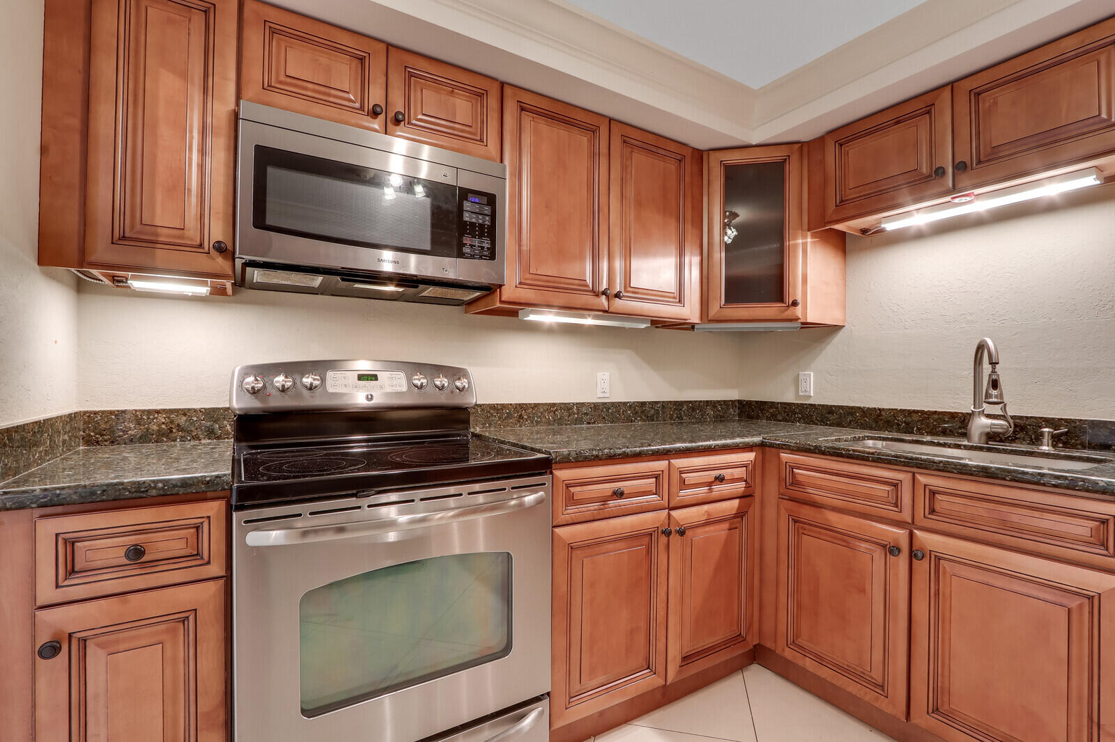 470 Executive Center Drive 2j, West Palm Beach Unit: 2j