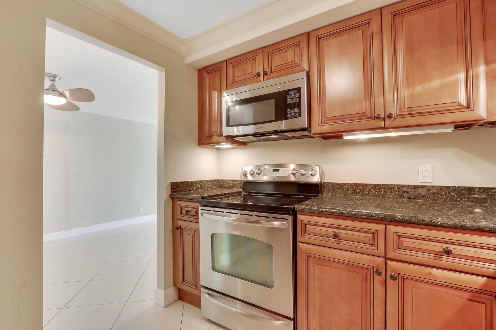 470 Executive Center Drive 2j, West Palm Beach Unit: 2j