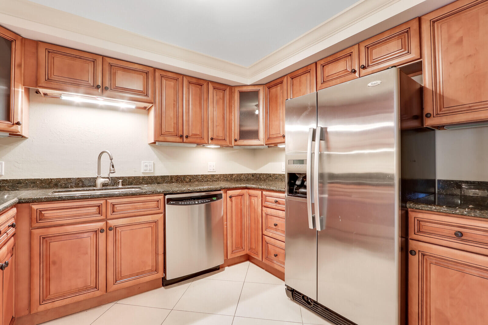 470 Executive Center Drive 2j, West Palm Beach Unit: 2j