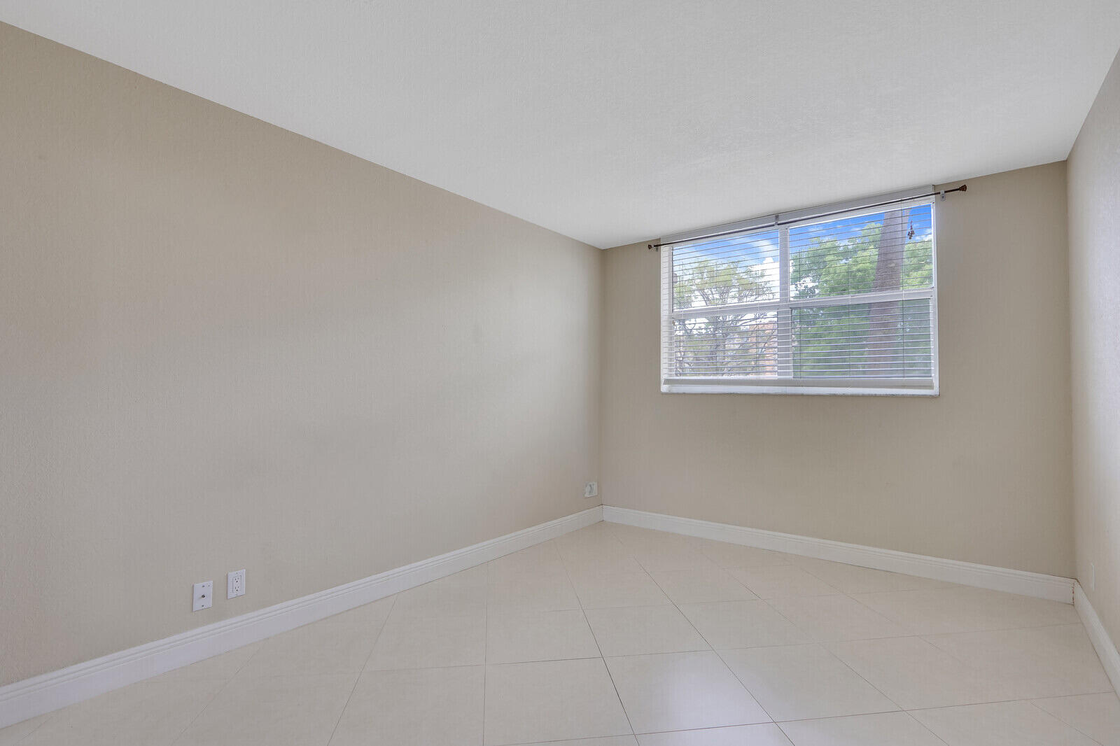 470 Executive Center Drive 2j, West Palm Beach Unit: 2j