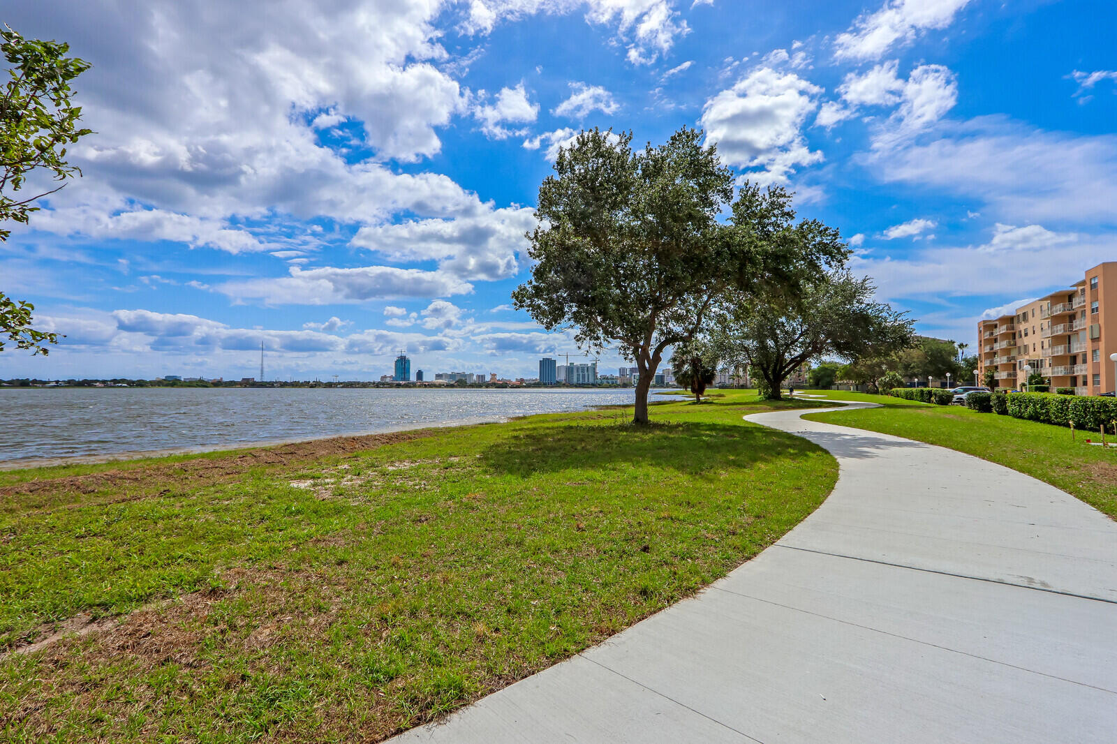 470 Executive Center Drive 2j, West Palm Beach Unit: 2j